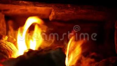 烟屋是由山毛榉和灰木制成的烤箱和炉子里的火。 美丽的红色火焰烟雾。 灶台